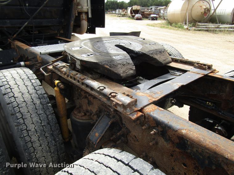 image for item DG8234 2006 Volvo VN semi truck