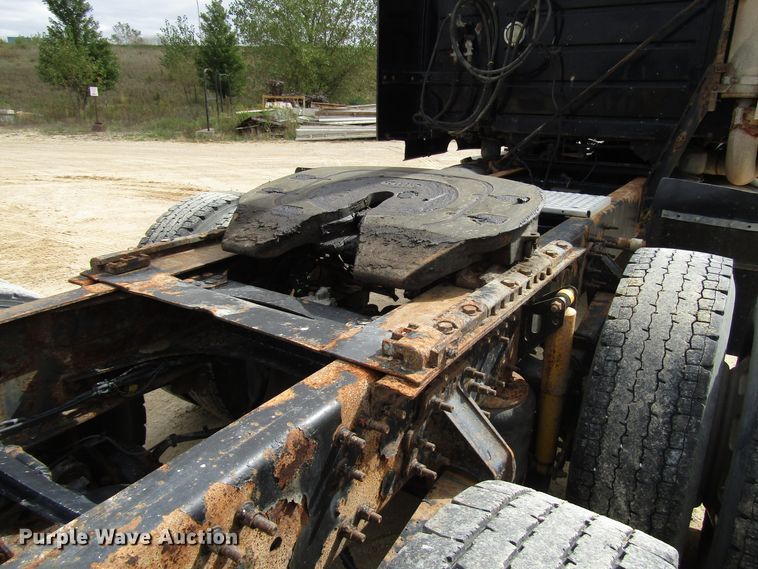 image for item DG8234 2006 Volvo VN semi truck