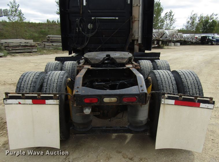 image for item DG8234 2006 Volvo VN semi truck