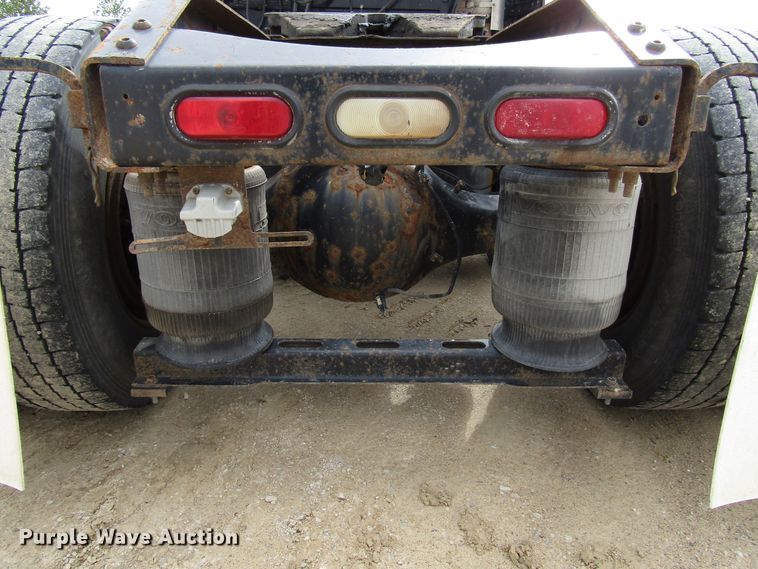 image for item DG8234 2006 Volvo VN semi truck