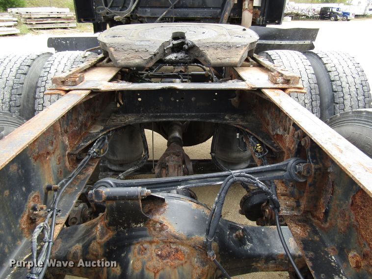 image for item DG8234 2006 Volvo VN semi truck