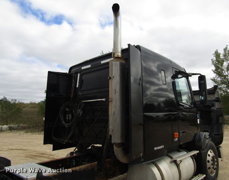 image for item DG8234 2006 Volvo VN semi truck