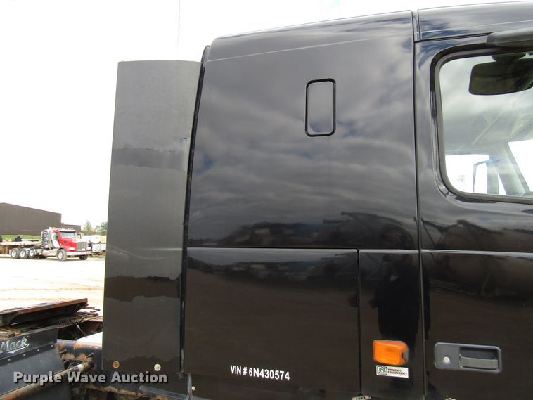 image for item DG8234 2006 Volvo VN semi truck