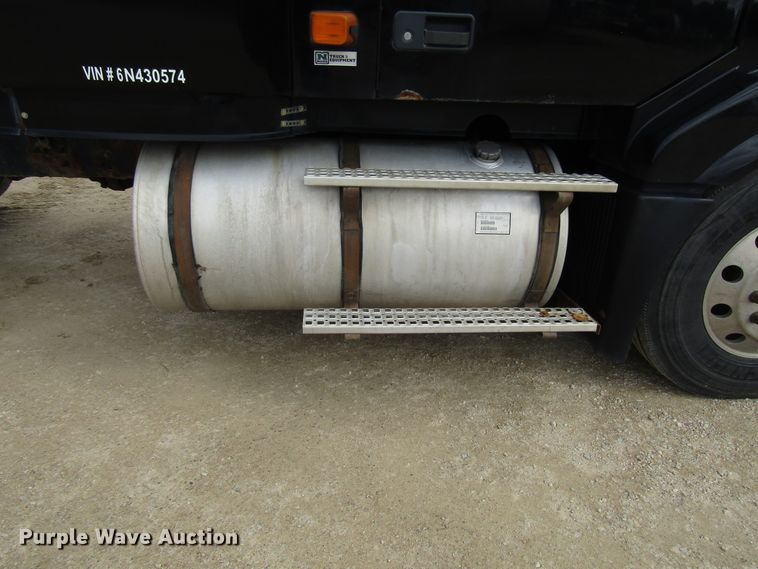 image for item DG8234 2006 Volvo VN semi truck