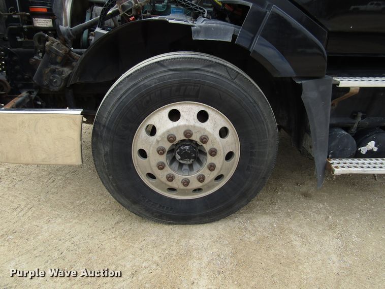 image for item DG8234 2006 Volvo VN semi truck