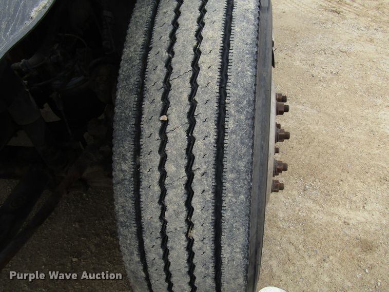 image for item DG8234 2006 Volvo VN semi truck