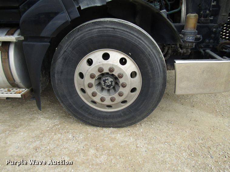 image for item DG8234 2006 Volvo VN semi truck