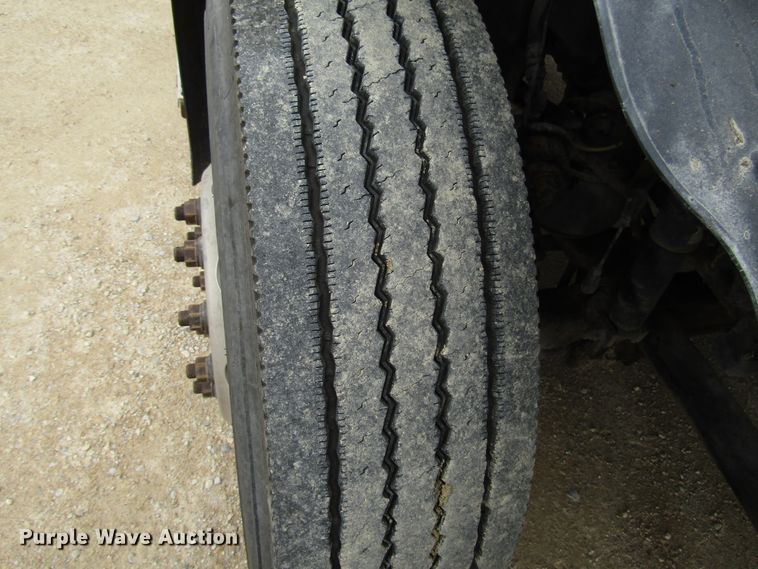 image for item DG8234 2006 Volvo VN semi truck