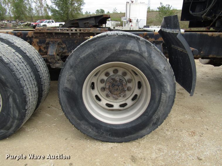 image for item DG8234 2006 Volvo VN semi truck