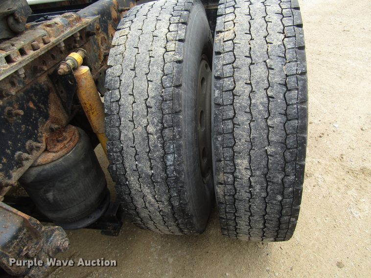 image for item DG8234 2006 Volvo VN semi truck