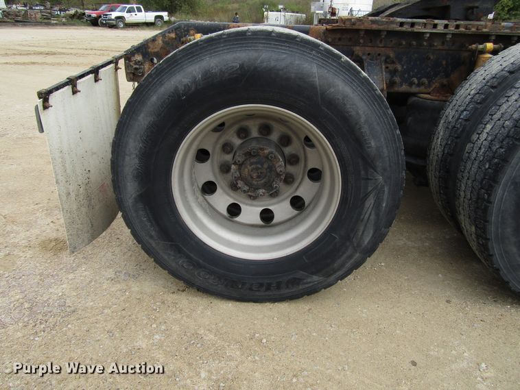 image for item DG8234 2006 Volvo VN semi truck