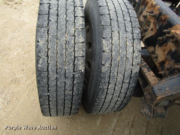 image for item DG8234 2006 Volvo VN semi truck