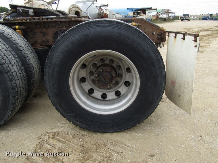 image for item DG8234 2006 Volvo VN semi truck