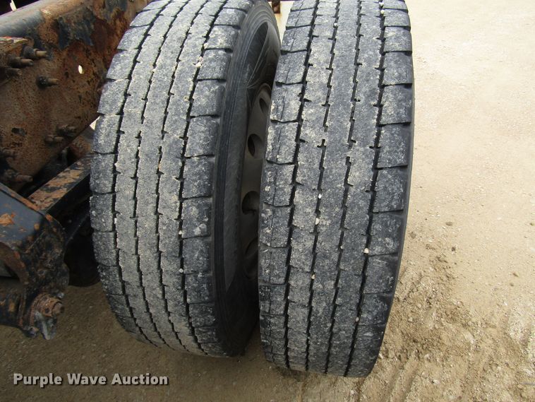 image for item DG8234 2006 Volvo VN semi truck