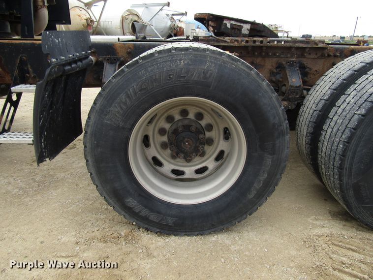 image for item DG8234 2006 Volvo VN semi truck