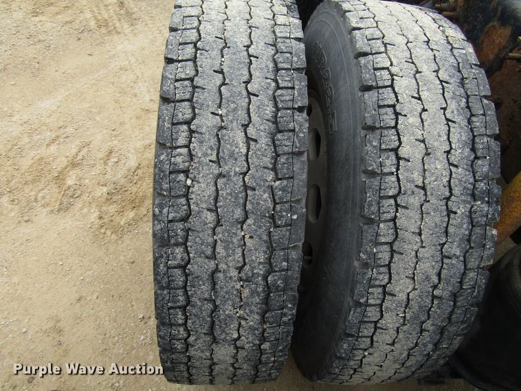 image for item DG8234 2006 Volvo VN semi truck