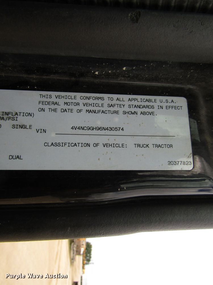 image for item DG8234 2006 Volvo VN semi truck