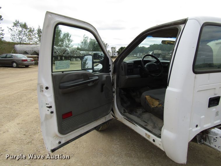 image for item DG8235 2002 Ford F550 Super Duty truck cab and chassis