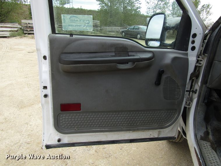 image for item DG8235 2002 Ford F550 Super Duty truck cab and chassis