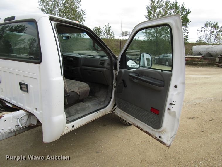 image for item DG8235 2002 Ford F550 Super Duty truck cab and chassis