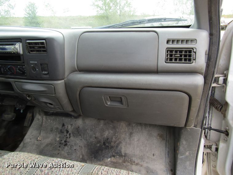 image for item DG8235 2002 Ford F550 Super Duty truck cab and chassis