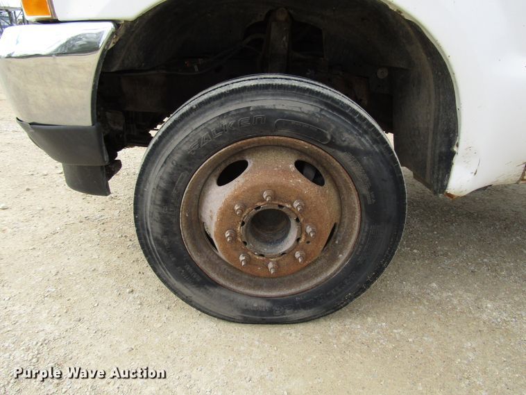 image for item DG8235 2002 Ford F550 Super Duty truck cab and chassis