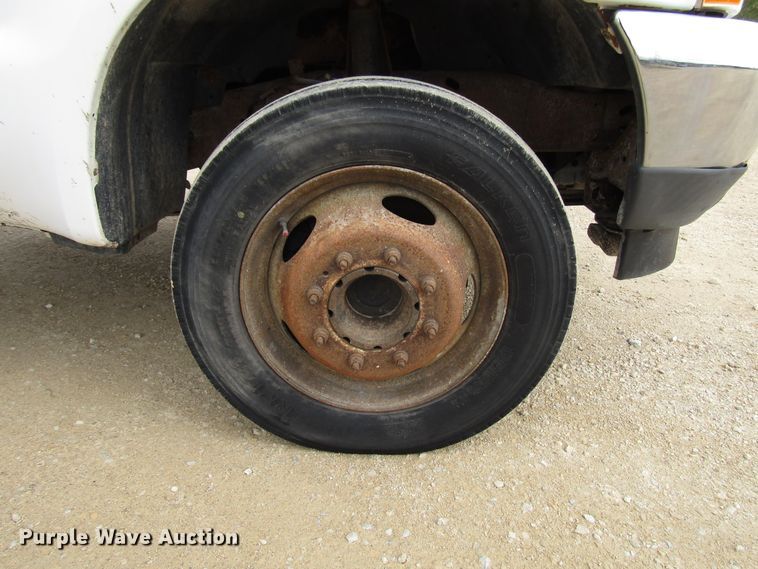 image for item DG8235 2002 Ford F550 Super Duty truck cab and chassis