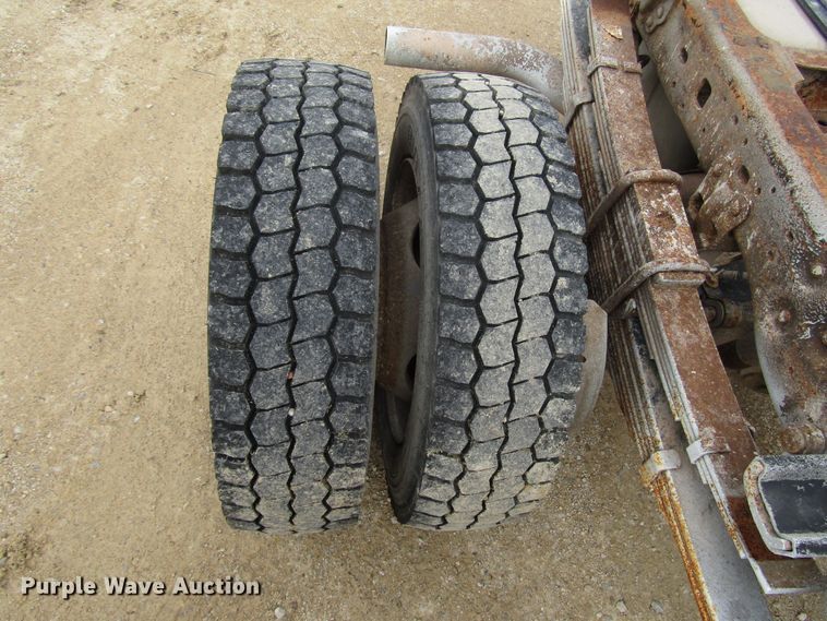 image for item DG8235 2002 Ford F550 Super Duty truck cab and chassis