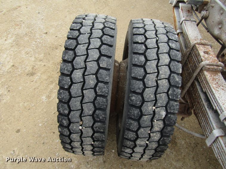 image for item DG8235 2002 Ford F550 Super Duty truck cab and chassis