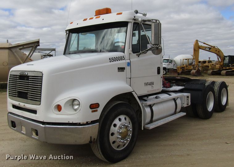 image for item DG8236 2000 Freightliner FL112 semi truck