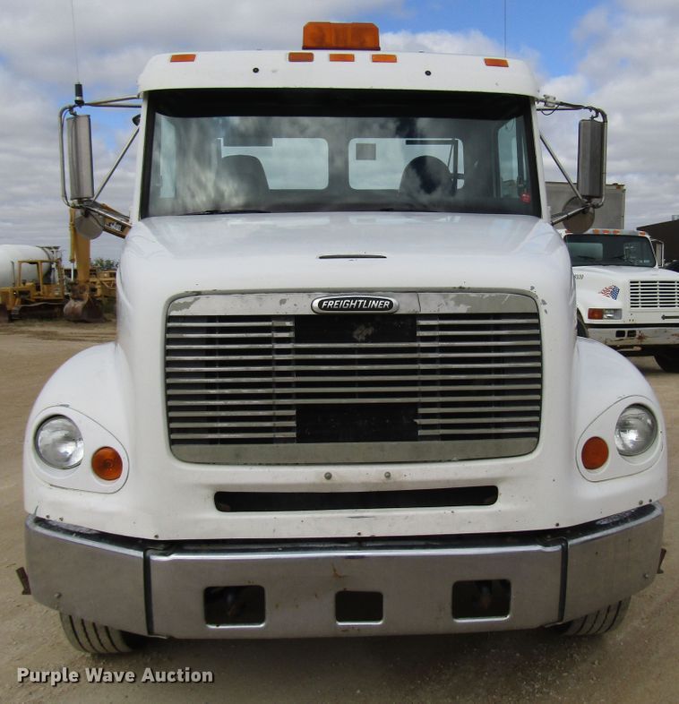 image for item DG8236 2000 Freightliner FL112 semi truck