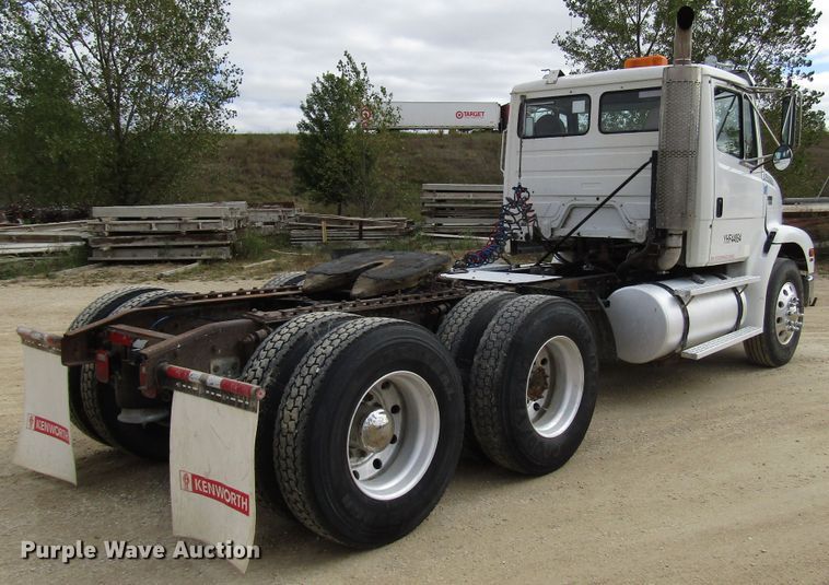 image for item DG8236 2000 Freightliner FL112 semi truck