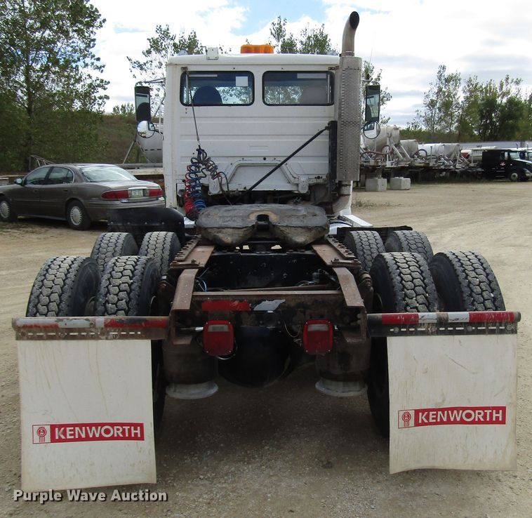 image for item DG8236 2000 Freightliner FL112 semi truck