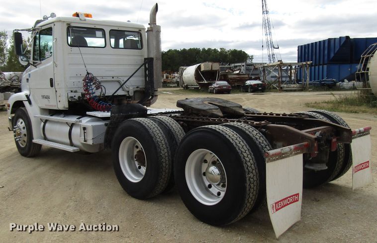 image for item DG8236 2000 Freightliner FL112 semi truck