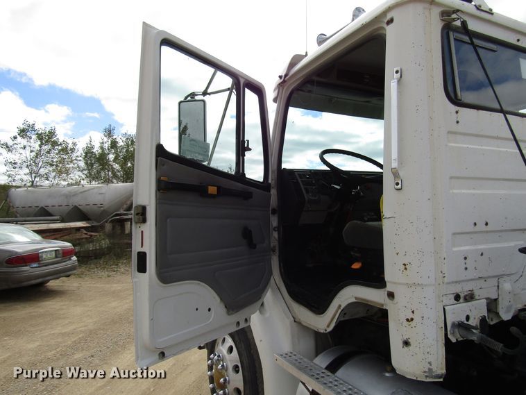 image for item DG8236 2000 Freightliner FL112 semi truck