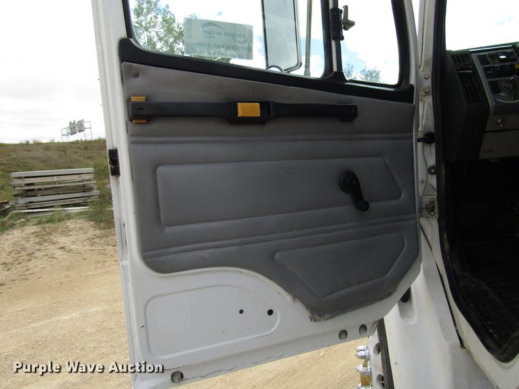 image for item DG8236 2000 Freightliner FL112 semi truck