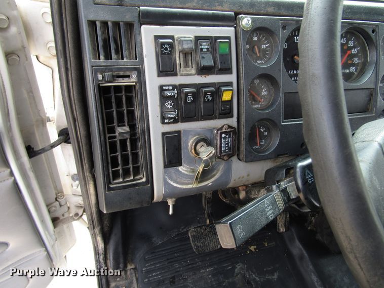 image for item DG8236 2000 Freightliner FL112 semi truck