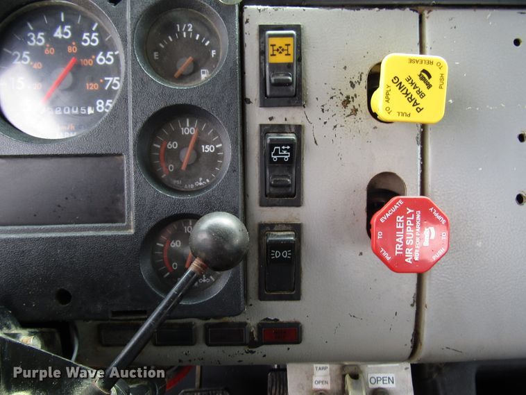 image for item DG8236 2000 Freightliner FL112 semi truck