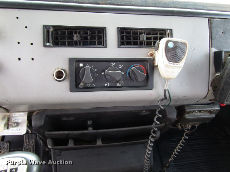 image for item DG8236 2000 Freightliner FL112 semi truck