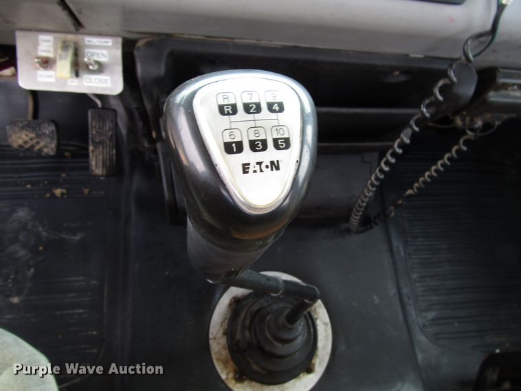 image for item DG8236 2000 Freightliner FL112 semi truck