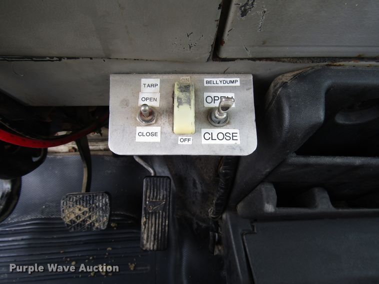 image for item DG8236 2000 Freightliner FL112 semi truck