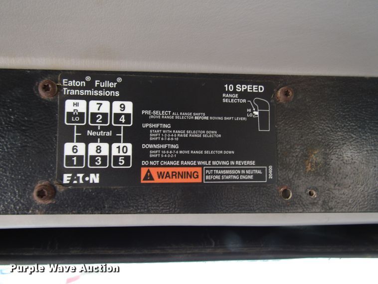 image for item DG8236 2000 Freightliner FL112 semi truck