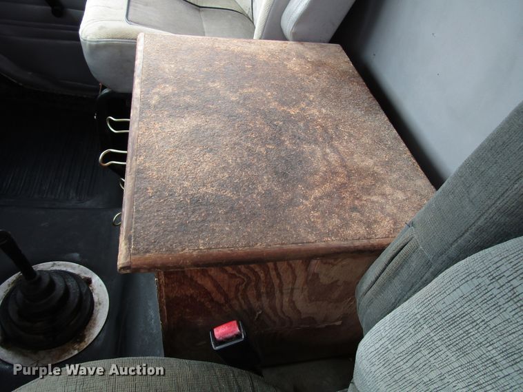 image for item DG8236 2000 Freightliner FL112 semi truck