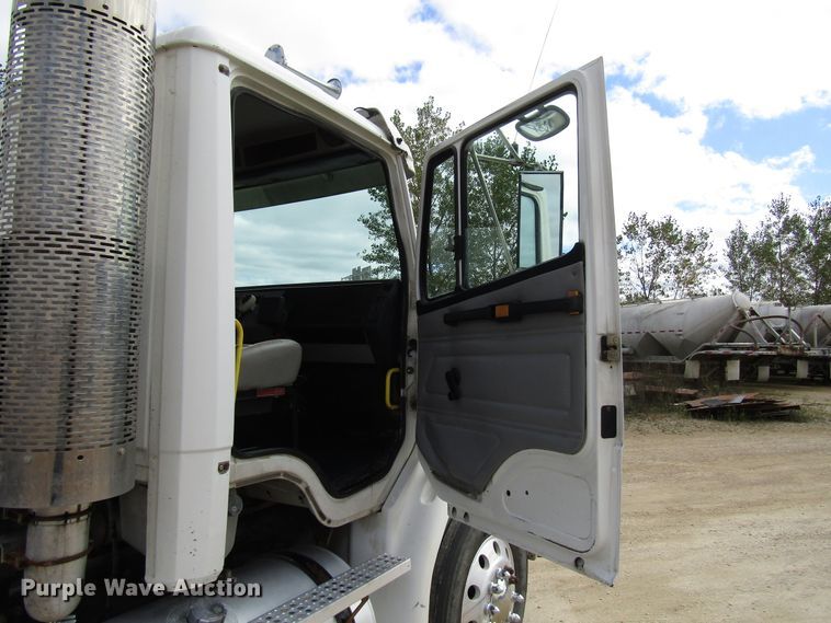 image for item DG8236 2000 Freightliner FL112 semi truck