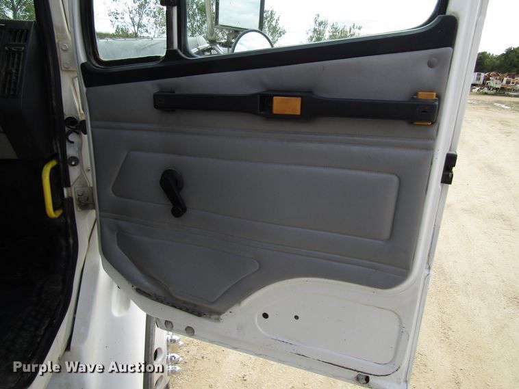 image for item DG8236 2000 Freightliner FL112 semi truck