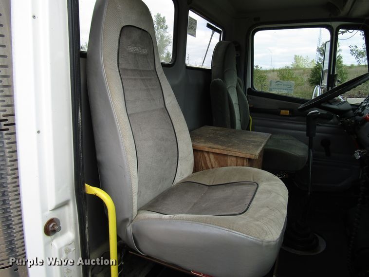 image for item DG8236 2000 Freightliner FL112 semi truck