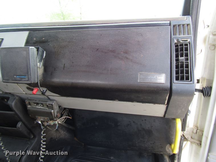 image for item DG8236 2000 Freightliner FL112 semi truck