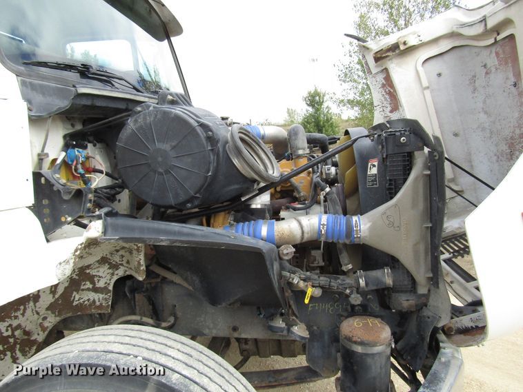 image for item DG8236 2000 Freightliner FL112 semi truck