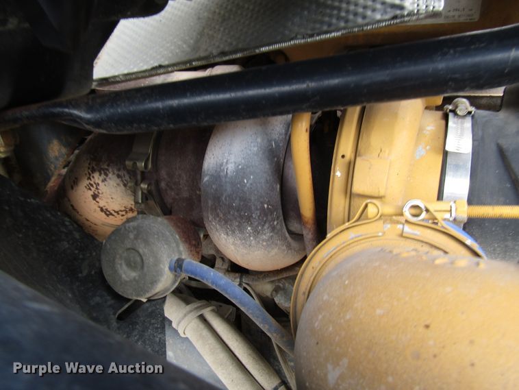 image for item DG8236 2000 Freightliner FL112 semi truck