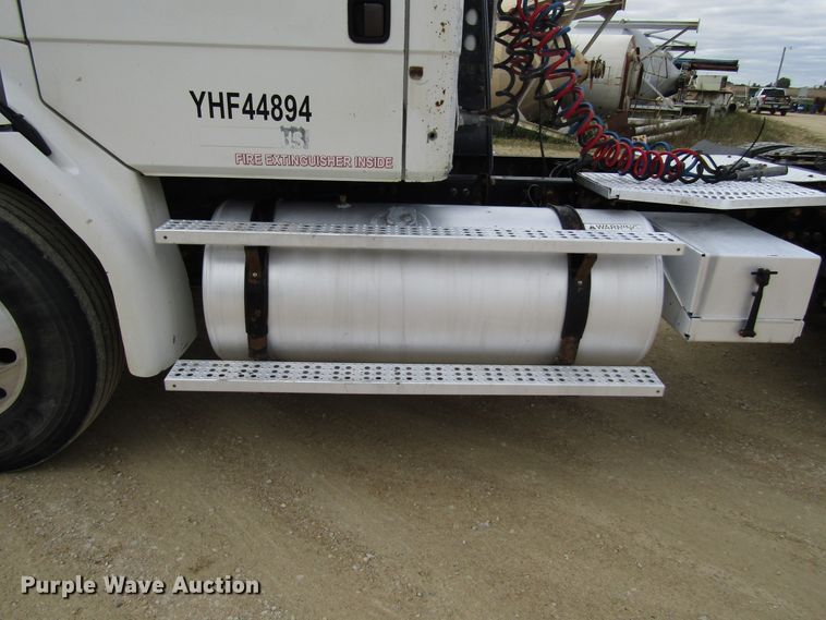 image for item DG8236 2000 Freightliner FL112 semi truck